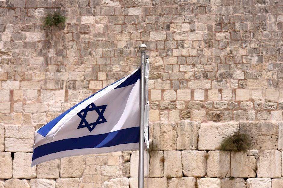 Markets are thrown in risk-off modus on headlines of an Israeli attack on Iran